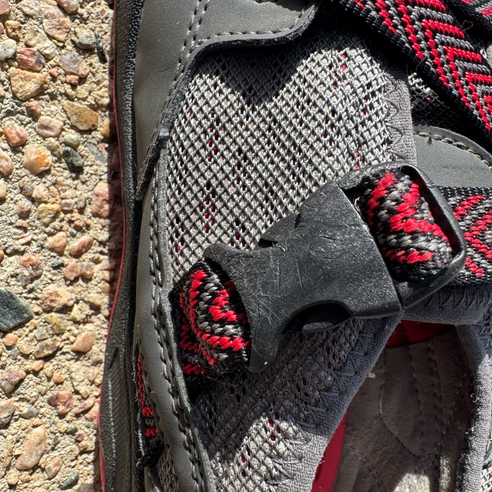 LUC Keen Kids SZ. 5 big kids Gray Sneakers with Reds slip on arch support - Picture 7 of 9